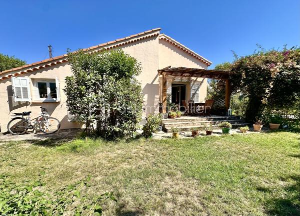 Un véritable cocon de verdure à quelques minutes de la mer.

À Cagnes-sur-Mer, dans le quartier recherché du Val Fleuri, cette maison indépendante de plain-pied édifiée sur un terrain de 500m2, vous séduira par son jardin arboré et fleuri, qui offre une agréable sensation de campagne tout en étant à proximité immédiate des commerces et à seulement 10 minutes à pied de la mer.

D’une superficie de 95 m² habitables (122 m² au sol), la maison se compose d’une entrée, d’une cuisine séparée, d’un coin bureau, d’un séjour avec cheminée, d’une salle à manger ouvrant directement sur la terrasse et le jardin arrière, de trois chambres, d’une salle de bains, d’une salle d’eau avec WC, d’un espace buanderie et de WC séparés.

Le jardin, véritable prolongement de la maison, est aménagé en plusieurs espaces à l’avant comme à l’arrière, permettant de profiter de différentes ambiances au fil de la journée. Arbres, fleurs, bananier, pommier et végétation variée créent une atmosphère intime, loin de l’agitation de la ville.

À l’arrière, la terrasse s’ouvre sur cet environnement verdoyant et accueille un cabanon en bois, idéal pour le rangement, le bricolage ou les loisirs.

Le grenier aménagé, avec une hauteur sous plafond réduite, accessible par une échelle de meunier offre également un espace supplémentaire à exploiter selon vos besoins : rangement, salle de jeux, atelier, espace de travail ou petite chambre d’appoint.

La maison bénéficie d’une belle hauteur sous plafond et dispose de double vitrage, volets roulants électriques, climatisation réversible, chauffage au gaz, fibre et tout-à-l’égout.

Côté emplacement, difficile de faire plus pratique : commerces, supermarché, boulangerie, coiffeur, bus et plages sont accessibles à pied. Cap 3000, Autoroute et Aéroport sont à environ 5 minutes en voiture.

Une maison pleine de charme, où l’on profite de la verdure d’un jardin familial tout en restant à quelques minutes de la mer et de toutes les commodités. 

Vidéo sur demande – Visites 7/7