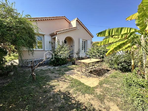 Un véritable cocon de verdure à quelques minutes de la mer.

À Cagnes-sur-Mer, dans le quartier recherché du Val Fleuri, cette maison indépendante de plain-pied édifiée sur un terrain de 500m2, vous séduira par son jardin arboré et fleuri, qui offre une agréable sensation de campagne tout en étant à proximité immédiate des commerces et à seulement 10 minutes à pied de la mer.

D’une superficie de 95 m² habitables (122 m² au sol), la maison se compose d’une entrée, d’une cuisine séparée, d’un coin bureau, d’un séjour avec cheminée, d’une salle à manger ouvrant directement sur la terrasse et le jardin arrière, de trois chambres, d’une salle de bains, d’une salle d’eau avec WC, d’un espace buanderie et de WC séparés.

Le jardin, véritable prolongement de la maison, est aménagé en plusieurs espaces à l’avant comme à l’arrière, permettant de profiter de différentes ambiances au fil de la journée. Arbres, fleurs, bananier, pommier et végétation variée créent une atmosphère intime, loin de l’agitation de la ville.

À l’arrière, la terrasse s’ouvre sur cet environnement verdoyant et accueille un cabanon en bois, idéal pour le rangement, le bricolage ou les loisirs.

Le grenier aménagé, avec une hauteur sous plafond réduite, accessible par une échelle de meunier offre également un espace supplémentaire à exploiter selon vos besoins : rangement, salle de jeux, atelier, espace de travail ou petite chambre d’appoint.

La maison bénéficie d’une belle hauteur sous plafond et dispose de double vitrage, volets roulants électriques, climatisation réversible, chauffage au gaz, fibre et tout-à-l’égout.

Côté emplacement, difficile de faire plus pratique : commerces, supermarché, boulangerie, coiffeur, bus et plages sont accessibles à pied. Cap 3000, Autoroute et Aéroport sont à environ 5 minutes en voiture.

Une maison pleine de charme, où l’on profite de la verdure d’un jardin familial tout en restant à quelques minutes de la mer et de toutes les commodités. 

Vidéo sur demande – Visites 7/7