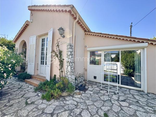 Un véritable cocon de verdure à quelques minutes de la mer.

À Cagnes-sur-Mer, dans le quartier recherché du Val Fleuri, cette maison indépendante de plain-pied édifiée sur un terrain de 500m2, vous séduira par son jardin arboré et fleuri, qui offre une agréable sensation de campagne tout en étant à proximité immédiate des commerces et à seulement 10 minutes à pied de la mer.

D’une superficie de 95 m² habitables (122 m² au sol), la maison se compose d’une entrée, d’une cuisine séparée, d’un coin bureau, d’un séjour avec cheminée, d’une salle à manger ouvrant directement sur la terrasse et le jardin arrière, de trois chambres, d’une salle de bains, d’une salle d’eau avec WC, d’un espace buanderie et de WC séparés.

Le jardin, véritable prolongement de la maison, est aménagé en plusieurs espaces à l’avant comme à l’arrière, permettant de profiter de différentes ambiances au fil de la journée. Arbres, fleurs, bananier, pommier et végétation variée créent une atmosphère intime, loin de l’agitation de la ville.

À l’arrière, la terrasse s’ouvre sur cet environnement verdoyant et accueille un cabanon en bois, idéal pour le rangement, le bricolage ou les loisirs.

Le grenier aménagé, avec une hauteur sous plafond réduite, accessible par une échelle de meunier offre également un espace supplémentaire à exploiter selon vos besoins : rangement, salle de jeux, atelier, espace de travail ou petite chambre d’appoint.

La maison bénéficie d’une belle hauteur sous plafond et dispose de double vitrage, volets roulants électriques, climatisation réversible, chauffage au gaz, fibre et tout-à-l’égout.

Côté emplacement, difficile de faire plus pratique : commerces, supermarché, boulangerie, coiffeur, bus et plages sont accessibles à pied. Cap 3000, Autoroute et Aéroport sont à environ 5 minutes en voiture.

Une maison pleine de charme, où l’on profite de la verdure d’un jardin familial tout en restant à quelques minutes de la mer et de toutes les commodités. 

Vidéo sur demande – Visites 7/7