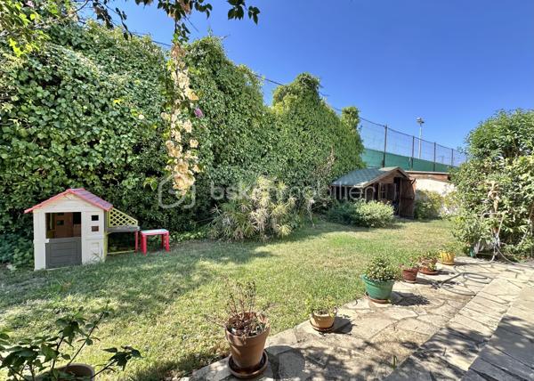 Un véritable cocon de verdure à quelques minutes de la mer.

À Cagnes-sur-Mer, dans le quartier recherché du Val Fleuri, cette maison indépendante de plain-pied édifiée sur un terrain de 500m2, vous séduira par son jardin arboré et fleuri, qui offre une agréable sensation de campagne tout en étant à proximité immédiate des commerces et à seulement 10 minutes à pied de la mer.

D’une superficie de 95 m² habitables (122 m² au sol), la maison se compose d’une entrée, d’une cuisine séparée, d’un coin bureau, d’un séjour avec cheminée, d’une salle à manger ouvrant directement sur la terrasse et le jardin arrière, de trois chambres, d’une salle de bains, d’une salle d’eau avec WC, d’un espace buanderie et de WC séparés.

Le jardin, véritable prolongement de la maison, est aménagé en plusieurs espaces à l’avant comme à l’arrière, permettant de profiter de différentes ambiances au fil de la journée. Arbres, fleurs, bananier, pommier et végétation variée créent une atmosphère intime, loin de l’agitation de la ville.

À l’arrière, la terrasse s’ouvre sur cet environnement verdoyant et accueille un cabanon en bois, idéal pour le rangement, le bricolage ou les loisirs.

Le grenier aménagé, avec une hauteur sous plafond réduite, accessible par une échelle de meunier offre également un espace supplémentaire à exploiter selon vos besoins : rangement, salle de jeux, atelier, espace de travail ou petite chambre d’appoint.

La maison bénéficie d’une belle hauteur sous plafond et dispose de double vitrage, volets roulants électriques, climatisation réversible, chauffage au gaz, fibre et tout-à-l’égout.

Côté emplacement, difficile de faire plus pratique : commerces, supermarché, boulangerie, coiffeur, bus et plages sont accessibles à pied. Cap 3000, Autoroute et Aéroport sont à environ 5 minutes en voiture.

Une maison pleine de charme, où l’on profite de la verdure d’un jardin familial tout en restant à quelques minutes de la mer et de toutes les commodités. 

Vidéo sur demande – Visites 7/7