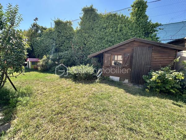 Un véritable cocon de verdure à quelques minutes de la mer.

À Cagnes-sur-Mer, dans le quartier recherché du Val Fleuri, cette maison indépendante de plain-pied édifiée sur un terrain de 500m2, vous séduira par son jardin arboré et fleuri, qui offre une agréable sensation de campagne tout en étant à proximité immédiate des commerces et à seulement 10 minutes à pied de la mer.

D’une superficie de 95 m² habitables (122 m² au sol), la maison se compose d’une entrée, d’une cuisine séparée, d’un coin bureau, d’un séjour avec cheminée, d’une salle à manger ouvrant directement sur la terrasse et le jardin arrière, de trois chambres, d’une salle de bains, d’une salle d’eau avec WC, d’un espace buanderie et de WC séparés.

Le jardin, véritable prolongement de la maison, est aménagé en plusieurs espaces à l’avant comme à l’arrière, permettant de profiter de différentes ambiances au fil de la journée. Arbres, fleurs, bananier, pommier et végétation variée créent une atmosphère intime, loin de l’agitation de la ville.

À l’arrière, la terrasse s’ouvre sur cet environnement verdoyant et accueille un cabanon en bois, idéal pour le rangement, le bricolage ou les loisirs.

Le grenier aménagé, avec une hauteur sous plafond réduite, accessible par une échelle de meunier offre également un espace supplémentaire à exploiter selon vos besoins : rangement, salle de jeux, atelier, espace de travail ou petite chambre d’appoint.

La maison bénéficie d’une belle hauteur sous plafond et dispose de double vitrage, volets roulants électriques, climatisation réversible, chauffage au gaz, fibre et tout-à-l’égout.

Côté emplacement, difficile de faire plus pratique : commerces, supermarché, boulangerie, coiffeur, bus et plages sont accessibles à pied. Cap 3000, Autoroute et Aéroport sont à environ 5 minutes en voiture.

Une maison pleine de charme, où l’on profite de la verdure d’un jardin familial tout en restant à quelques minutes de la mer et de toutes les commodités. 

Vidéo sur demande – Visites 7/7