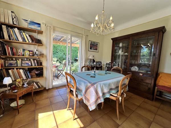 Un véritable cocon de verdure à quelques minutes de la mer.

À Cagnes-sur-Mer, dans le quartier recherché du Val Fleuri, cette maison indépendante de plain-pied édifiée sur un terrain de 500m2, vous séduira par son jardin arboré et fleuri, qui offre une agréable sensation de campagne tout en étant à proximité immédiate des commerces et à seulement 10 minutes à pied de la mer.

D’une superficie de 95 m² habitables (122 m² au sol), la maison se compose d’une entrée, d’une cuisine séparée, d’un coin bureau, d’un séjour avec cheminée, d’une salle à manger ouvrant directement sur la terrasse et le jardin arrière, de trois chambres, d’une salle de bains, d’une salle d’eau avec WC, d’un espace buanderie et de WC séparés.

Le jardin, véritable prolongement de la maison, est aménagé en plusieurs espaces à l’avant comme à l’arrière, permettant de profiter de différentes ambiances au fil de la journée. Arbres, fleurs, bananier, pommier et végétation variée créent une atmosphère intime, loin de l’agitation de la ville.

À l’arrière, la terrasse s’ouvre sur cet environnement verdoyant et accueille un cabanon en bois, idéal pour le rangement, le bricolage ou les loisirs.

Le grenier aménagé, avec une hauteur sous plafond réduite, accessible par une échelle de meunier offre également un espace supplémentaire à exploiter selon vos besoins : rangement, salle de jeux, atelier, espace de travail ou petite chambre d’appoint.

La maison bénéficie d’une belle hauteur sous plafond et dispose de double vitrage, volets roulants électriques, climatisation réversible, chauffage au gaz, fibre et tout-à-l’égout.

Côté emplacement, difficile de faire plus pratique : commerces, supermarché, boulangerie, coiffeur, bus et plages sont accessibles à pied. Cap 3000, Autoroute et Aéroport sont à environ 5 minutes en voiture.

Une maison pleine de charme, où l’on profite de la verdure d’un jardin familial tout en restant à quelques minutes de la mer et de toutes les commodités. 

Vidéo sur demande – Visites 7/7