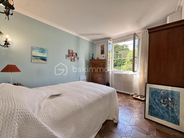 Un véritable cocon de verdure à quelques minutes de la mer.

À Cagnes-sur-Mer, dans le quartier recherché du Val Fleuri, cette maison indépendante de plain-pied édifiée sur un terrain de 500m2, vous séduira par son jardin arboré et fleuri, qui offre une agréable sensation de campagne tout en étant à proximité immédiate des commerces et à seulement 10 minutes à pied de la mer.

D’une superficie de 95 m² habitables (122 m² au sol), la maison se compose d’une entrée, d’une cuisine séparée, d’un coin bureau, d’un séjour avec cheminée, d’une salle à manger ouvrant directement sur la terrasse et le jardin arrière, de trois chambres, d’une salle de bains, d’une salle d’eau avec WC, d’un espace buanderie et de WC séparés.

Le jardin, véritable prolongement de la maison, est aménagé en plusieurs espaces à l’avant comme à l’arrière, permettant de profiter de différentes ambiances au fil de la journée. Arbres, fleurs, bananier, pommier et végétation variée créent une atmosphère intime, loin de l’agitation de la ville.

À l’arrière, la terrasse s’ouvre sur cet environnement verdoyant et accueille un cabanon en bois, idéal pour le rangement, le bricolage ou les loisirs.

Le grenier aménagé, avec une hauteur sous plafond réduite, accessible par une échelle de meunier offre également un espace supplémentaire à exploiter selon vos besoins : rangement, salle de jeux, atelier, espace de travail ou petite chambre d’appoint.

La maison bénéficie d’une belle hauteur sous plafond et dispose de double vitrage, volets roulants électriques, climatisation réversible, chauffage au gaz, fibre et tout-à-l’égout.

Côté emplacement, difficile de faire plus pratique : commerces, supermarché, boulangerie, coiffeur, bus et plages sont accessibles à pied. Cap 3000, Autoroute et Aéroport sont à environ 5 minutes en voiture.

Une maison pleine de charme, où l’on profite de la verdure d’un jardin familial tout en restant à quelques minutes de la mer et de toutes les commodités. 

Vidéo sur demande – Visites 7/7