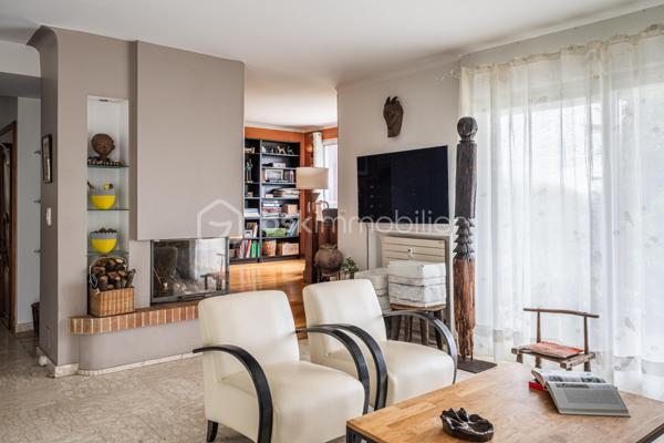 Et si vous n’aviez plus à choisir entre appartement et maison ?

Sur les hauteurs recherchées de Seyssins, découvrez un bien unique, pensé pour ceux qui veulent de l’espace, de la lumière… et une vraie qualité de vie.

Dans une petite copropriété confidentielle de seulement 3 lots, cet appartement de 116 m² offre un cadre de vie unique, à mi-chemin entre appartement et maison.

Dès l’entrée, le ton est donné : volumes généreux, matériaux nobles et atmosphère chaleureuse.

Le bien a été entièrement repensé par un architecte au début des années 2000, avec une vraie exigence de standing : sol en marbre, cheminée à bois, lignes élégantes et intemporelles.

La pièce de vie, baignée de lumière, s’organise autour d’un salon-séjour convivial avec un espace bureau / coin lecture ouvert… un lieu de vie où l’on se projette immédiatement.

Côté nuit : Trois chambres confortables, de nombreux rangements et une salle d’eau fonctionnelle complètent l’ensemble.

Le séjour s’ouvre sur deux terrasses :
•	l’une exposée Est, avec une vue panoramique sur Belledonne
•	l’autre plein Sud, donnant accès à un jardin privatif d’environ 800 m²
Un extérieur rare, intime, où l’on profite pleinement… comme dans une maison.

Un jardin aux mille saveurs ... Véritable prolongement du lieu de vie, ce jardin séduira les amoureux de nature et d’authenticité. Déjà richement arboré, il accueille une belle diversité d’arbres fruitiers : mirabelliers, reines-claudes, pommiers, abricotiers, noyer, cerisiers, ainsi que des petits fruits avec framboisiers et groseilliers, sans oublier un kiwi.

Un véritable petit verger, idéal pour profiter des saisons, récolter ses propres fruits et partager des moments simples et précieux.

Les + qui font la différence
•	garage de 50 m² avec électricité et espace buanderie
•	cave
•	grenier
•	2 stationnements privatifs (dont 1 dans le garage)

Les charges de copropriété comprennent le chauffage, l'eau et l'entretien courant de la copropriété.

Bonus
Possibilité d’acquérir un studio indépendant de 45 m² au dernier étage — parfait pour recevoir, loger un proche ou créer un revenu locatif.

Envoi du dossier complet après premier échange téléphonique. Pour toute visite, un plan de financement sera demandé au préalable.