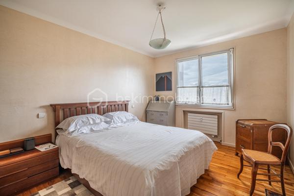 Et si vous n’aviez plus à choisir entre appartement et maison ?

Sur les hauteurs recherchées de Seyssins, découvrez un bien unique, pensé pour ceux qui veulent de l’espace, de la lumière… et une vraie qualité de vie.

Dans une petite copropriété confidentielle de seulement 3 lots, cet appartement de 116 m² offre un cadre de vie unique, à mi-chemin entre appartement et maison.

Dès l’entrée, le ton est donné : volumes généreux, matériaux nobles et atmosphère chaleureuse.

Le bien a été entièrement repensé par un architecte au début des années 2000, avec une vraie exigence de standing : sol en marbre, cheminée à bois, lignes élégantes et intemporelles.

La pièce de vie, baignée de lumière, s’organise autour d’un salon-séjour convivial avec un espace bureau / coin lecture ouvert… un lieu de vie où l’on se projette immédiatement.

Côté nuit : Trois chambres confortables, de nombreux rangements et une salle d’eau fonctionnelle complètent l’ensemble.

Le séjour s’ouvre sur deux terrasses :
•	l’une exposée Est, avec une vue panoramique sur Belledonne
•	l’autre plein Sud, donnant accès à un jardin privatif d’environ 800 m²
Un extérieur rare, intime, où l’on profite pleinement… comme dans une maison.

Un jardin aux mille saveurs ... Véritable prolongement du lieu de vie, ce jardin séduira les amoureux de nature et d’authenticité. Déjà richement arboré, il accueille une belle diversité d’arbres fruitiers : mirabelliers, reines-claudes, pommiers, abricotiers, noyer, cerisiers, ainsi que des petits fruits avec framboisiers et groseilliers, sans oublier un kiwi.

Un véritable petit verger, idéal pour profiter des saisons, récolter ses propres fruits et partager des moments simples et précieux.

Les + qui font la différence
•	garage de 50 m² avec électricité et espace buanderie
•	cave
•	grenier
•	2 stationnements privatifs (dont 1 dans le garage)

Les charges de copropriété comprennent le chauffage, l'eau et l'entretien courant de la copropriété.

Bonus
Possibilité d’acquérir un studio indépendant de 45 m² au dernier étage — parfait pour recevoir, loger un proche ou créer un revenu locatif.

Envoi du dossier complet après premier échange téléphonique. Pour toute visite, un plan de financement sera demandé au préalable.