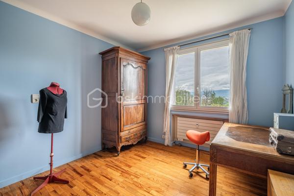 Et si vous n’aviez plus à choisir entre appartement et maison ?

Sur les hauteurs recherchées de Seyssins, découvrez un bien unique, pensé pour ceux qui veulent de l’espace, de la lumière… et une vraie qualité de vie.

Dans une petite copropriété confidentielle de seulement 3 lots, cet appartement de 116 m² offre un cadre de vie unique, à mi-chemin entre appartement et maison.

Dès l’entrée, le ton est donné : volumes généreux, matériaux nobles et atmosphère chaleureuse.

Le bien a été entièrement repensé par un architecte au début des années 2000, avec une vraie exigence de standing : sol en marbre, cheminée à bois, lignes élégantes et intemporelles.

La pièce de vie, baignée de lumière, s’organise autour d’un salon-séjour convivial avec un espace bureau / coin lecture ouvert… un lieu de vie où l’on se projette immédiatement.

Côté nuit : Trois chambres confortables, de nombreux rangements et une salle d’eau fonctionnelle complètent l’ensemble.

Le séjour s’ouvre sur deux terrasses :
•	l’une exposée Est, avec une vue panoramique sur Belledonne
•	l’autre plein Sud, donnant accès à un jardin privatif d’environ 800 m²
Un extérieur rare, intime, où l’on profite pleinement… comme dans une maison.

Un jardin aux mille saveurs ... Véritable prolongement du lieu de vie, ce jardin séduira les amoureux de nature et d’authenticité. Déjà richement arboré, il accueille une belle diversité d’arbres fruitiers : mirabelliers, reines-claudes, pommiers, abricotiers, noyer, cerisiers, ainsi que des petits fruits avec framboisiers et groseilliers, sans oublier un kiwi.

Un véritable petit verger, idéal pour profiter des saisons, récolter ses propres fruits et partager des moments simples et précieux.

Les + qui font la différence
•	garage de 50 m² avec électricité et espace buanderie
•	cave
•	grenier
•	2 stationnements privatifs (dont 1 dans le garage)

Les charges de copropriété comprennent le chauffage, l'eau et l'entretien courant de la copropriété.

Bonus
Possibilité d’acquérir un studio indépendant de 45 m² au dernier étage — parfait pour recevoir, loger un proche ou créer un revenu locatif.

Envoi du dossier complet après premier échange téléphonique. Pour toute visite, un plan de financement sera demandé au préalable.