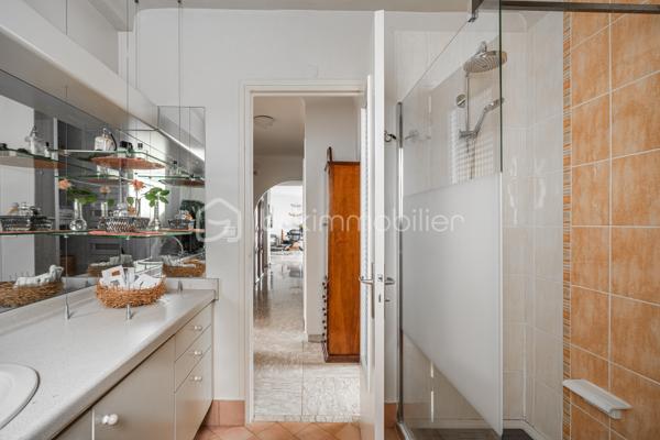 Et si vous n’aviez plus à choisir entre appartement et maison ?

Sur les hauteurs recherchées de Seyssins, découvrez un bien unique, pensé pour ceux qui veulent de l’espace, de la lumière… et une vraie qualité de vie.

Dans une petite copropriété confidentielle de seulement 3 lots, cet appartement de 116 m² offre un cadre de vie unique, à mi-chemin entre appartement et maison.

Dès l’entrée, le ton est donné : volumes généreux, matériaux nobles et atmosphère chaleureuse.

Le bien a été entièrement repensé par un architecte au début des années 2000, avec une vraie exigence de standing : sol en marbre, cheminée à bois, lignes élégantes et intemporelles.

La pièce de vie, baignée de lumière, s’organise autour d’un salon-séjour convivial avec un espace bureau / coin lecture ouvert… un lieu de vie où l’on se projette immédiatement.

Côté nuit : Trois chambres confortables, de nombreux rangements et une salle d’eau fonctionnelle complètent l’ensemble.

Le séjour s’ouvre sur deux terrasses :
•	l’une exposée Est, avec une vue panoramique sur Belledonne
•	l’autre plein Sud, donnant accès à un jardin privatif d’environ 800 m²
Un extérieur rare, intime, où l’on profite pleinement… comme dans une maison.

Un jardin aux mille saveurs ... Véritable prolongement du lieu de vie, ce jardin séduira les amoureux de nature et d’authenticité. Déjà richement arboré, il accueille une belle diversité d’arbres fruitiers : mirabelliers, reines-claudes, pommiers, abricotiers, noyer, cerisiers, ainsi que des petits fruits avec framboisiers et groseilliers, sans oublier un kiwi.

Un véritable petit verger, idéal pour profiter des saisons, récolter ses propres fruits et partager des moments simples et précieux.

Les + qui font la différence
•	garage de 50 m² avec électricité et espace buanderie
•	cave
•	grenier
•	2 stationnements privatifs (dont 1 dans le garage)

Les charges de copropriété comprennent le chauffage, l'eau et l'entretien courant de la copropriété.

Bonus
Possibilité d’acquérir un studio indépendant de 45 m² au dernier étage — parfait pour recevoir, loger un proche ou créer un revenu locatif.

Envoi du dossier complet après premier échange téléphonique. Pour toute visite, un plan de financement sera demandé au préalable.