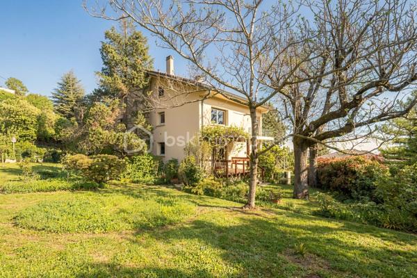 Et si vous n’aviez plus à choisir entre appartement et maison ?

Sur les hauteurs recherchées de Seyssins, découvrez un bien unique, pensé pour ceux qui veulent de l’espace, de la lumière… et une vraie qualité de vie.

Dans une petite copropriété confidentielle de seulement 3 lots, cet appartement de 116 m² offre un cadre de vie unique, à mi-chemin entre appartement et maison.

Dès l’entrée, le ton est donné : volumes généreux, matériaux nobles et atmosphère chaleureuse.

Le bien a été entièrement repensé par un architecte au début des années 2000, avec une vraie exigence de standing : sol en marbre, cheminée à bois, lignes élégantes et intemporelles.

La pièce de vie, baignée de lumière, s’organise autour d’un salon-séjour convivial avec un espace bureau / coin lecture ouvert… un lieu de vie où l’on se projette immédiatement.

Côté nuit : Trois chambres confortables, de nombreux rangements et une salle d’eau fonctionnelle complètent l’ensemble.

Le séjour s’ouvre sur deux terrasses :
•	l’une exposée Est, avec une vue panoramique sur Belledonne
•	l’autre plein Sud, donnant accès à un jardin privatif d’environ 800 m²
Un extérieur rare, intime, où l’on profite pleinement… comme dans une maison.

Un jardin aux mille saveurs ... Véritable prolongement du lieu de vie, ce jardin séduira les amoureux de nature et d’authenticité. Déjà richement arboré, il accueille une belle diversité d’arbres fruitiers : mirabelliers, reines-claudes, pommiers, abricotiers, noyer, cerisiers, ainsi que des petits fruits avec framboisiers et groseilliers, sans oublier un kiwi.

Un véritable petit verger, idéal pour profiter des saisons, récolter ses propres fruits et partager des moments simples et précieux.

Les + qui font la différence
•	garage de 50 m² avec électricité et espace buanderie
•	cave
•	grenier
•	2 stationnements privatifs (dont 1 dans le garage)

Les charges de copropriété comprennent le chauffage, l'eau et l'entretien courant de la copropriété.

Bonus
Possibilité d’acquérir un studio indépendant de 45 m² au dernier étage — parfait pour recevoir, loger un proche ou créer un revenu locatif.

Envoi du dossier complet après premier échange téléphonique. Pour toute visite, un plan de financement sera demandé au préalable.