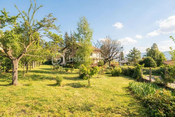 Et si vous n’aviez plus à choisir entre appartement et maison ?

Sur les hauteurs recherchées de Seyssins, découvrez un bien unique, pensé pour ceux qui veulent de l’espace, de la lumière… et une vraie qualité de vie.

Dans une petite copropriété confidentielle de seulement 3 lots, cet appartement de 116 m² offre un cadre de vie unique, à mi-chemin entre appartement et maison.

Dès l’entrée, le ton est donné : volumes généreux, matériaux nobles et atmosphère chaleureuse.

Le bien a été entièrement repensé par un architecte au début des années 2000, avec une vraie exigence de standing : sol en marbre, cheminée à bois, lignes élégantes et intemporelles.

La pièce de vie, baignée de lumière, s’organise autour d’un salon-séjour convivial avec un espace bureau / coin lecture ouvert… un lieu de vie où l’on se projette immédiatement.

Côté nuit : Trois chambres confortables, de nombreux rangements et une salle d’eau fonctionnelle complètent l’ensemble.

Le séjour s’ouvre sur deux terrasses :
•	l’une exposée Est, avec une vue panoramique sur Belledonne
•	l’autre plein Sud, donnant accès à un jardin privatif d’environ 800 m²
Un extérieur rare, intime, où l’on profite pleinement… comme dans une maison.

Un jardin aux mille saveurs ... Véritable prolongement du lieu de vie, ce jardin séduira les amoureux de nature et d’authenticité. Déjà richement arboré, il accueille une belle diversité d’arbres fruitiers : mirabelliers, reines-claudes, pommiers, abricotiers, noyer, cerisiers, ainsi que des petits fruits avec framboisiers et groseilliers, sans oublier un kiwi.

Un véritable petit verger, idéal pour profiter des saisons, récolter ses propres fruits et partager des moments simples et précieux.

Les + qui font la différence
•	garage de 50 m² avec électricité et espace buanderie
•	cave
•	grenier
•	2 stationnements privatifs (dont 1 dans le garage)

Les charges de copropriété comprennent le chauffage, l'eau et l'entretien courant de la copropriété.

Bonus
Possibilité d’acquérir un studio indépendant de 45 m² au dernier étage — parfait pour recevoir, loger un proche ou créer un revenu locatif.

Envoi du dossier complet après premier échange téléphonique. Pour toute visite, un plan de financement sera demandé au préalable.