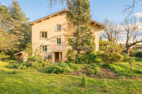 Et si vous n’aviez plus à choisir entre appartement et maison ?

Sur les hauteurs recherchées de Seyssins, découvrez un bien unique, pensé pour ceux qui veulent de l’espace, de la lumière… et une vraie qualité de vie.

Dans une petite copropriété confidentielle de seulement 3 lots, cet appartement de 116 m² offre un cadre de vie unique, à mi-chemin entre appartement et maison.

Dès l’entrée, le ton est donné : volumes généreux, matériaux nobles et atmosphère chaleureuse.

Le bien a été entièrement repensé par un architecte au début des années 2000, avec une vraie exigence de standing : sol en marbre, cheminée à bois, lignes élégantes et intemporelles.

La pièce de vie, baignée de lumière, s’organise autour d’un salon-séjour convivial avec un espace bureau / coin lecture ouvert… un lieu de vie où l’on se projette immédiatement.

Côté nuit : Trois chambres confortables, de nombreux rangements et une salle d’eau fonctionnelle complètent l’ensemble.

Le séjour s’ouvre sur deux terrasses :
•	l’une exposée Est, avec une vue panoramique sur Belledonne
•	l’autre plein Sud, donnant accès à un jardin privatif d’environ 800 m²
Un extérieur rare, intime, où l’on profite pleinement… comme dans une maison.

Un jardin aux mille saveurs ... Véritable prolongement du lieu de vie, ce jardin séduira les amoureux de nature et d’authenticité. Déjà richement arboré, il accueille une belle diversité d’arbres fruitiers : mirabelliers, reines-claudes, pommiers, abricotiers, noyer, cerisiers, ainsi que des petits fruits avec framboisiers et groseilliers, sans oublier un kiwi.

Un véritable petit verger, idéal pour profiter des saisons, récolter ses propres fruits et partager des moments simples et précieux.

Les + qui font la différence
•	garage de 50 m² avec électricité et espace buanderie
•	cave
•	grenier
•	2 stationnements privatifs (dont 1 dans le garage)

Les charges de copropriété comprennent le chauffage, l'eau et l'entretien courant de la copropriété.

Bonus
Possibilité d’acquérir un studio indépendant de 45 m² au dernier étage — parfait pour recevoir, loger un proche ou créer un revenu locatif.

Envoi du dossier complet après premier échange téléphonique. Pour toute visite, un plan de financement sera demandé au préalable.