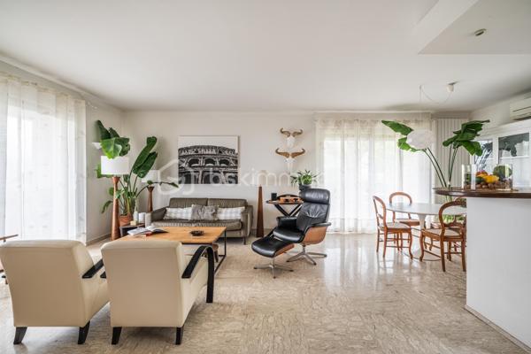 Et si vous n’aviez plus à choisir entre appartement et maison ?

Sur les hauteurs recherchées de Seyssins, découvrez un bien unique, pensé pour ceux qui veulent de l’espace, de la lumière… et une vraie qualité de vie.

Dans une petite copropriété confidentielle de seulement 3 lots, cet appartement de 116 m² offre un cadre de vie unique, à mi-chemin entre appartement et maison.

Dès l’entrée, le ton est donné : volumes généreux, matériaux nobles et atmosphère chaleureuse.

Le bien a été entièrement repensé par un architecte au début des années 2000, avec une vraie exigence de standing : sol en marbre, cheminée à bois, lignes élégantes et intemporelles.

La pièce de vie, baignée de lumière, s’organise autour d’un salon-séjour convivial avec un espace bureau / coin lecture ouvert… un lieu de vie où l’on se projette immédiatement.

Côté nuit : Trois chambres confortables, de nombreux rangements et une salle d’eau fonctionnelle complètent l’ensemble.

Le séjour s’ouvre sur deux terrasses :
•	l’une exposée Est, avec une vue panoramique sur Belledonne
•	l’autre plein Sud, donnant accès à un jardin privatif d’environ 800 m²
Un extérieur rare, intime, où l’on profite pleinement… comme dans une maison.

Un jardin aux mille saveurs ... Véritable prolongement du lieu de vie, ce jardin séduira les amoureux de nature et d’authenticité. Déjà richement arboré, il accueille une belle diversité d’arbres fruitiers : mirabelliers, reines-claudes, pommiers, abricotiers, noyer, cerisiers, ainsi que des petits fruits avec framboisiers et groseilliers, sans oublier un kiwi.

Un véritable petit verger, idéal pour profiter des saisons, récolter ses propres fruits et partager des moments simples et précieux.

Les + qui font la différence
•	garage de 50 m² avec électricité et espace buanderie
•	cave
•	grenier
•	2 stationnements privatifs (dont 1 dans le garage)

Les charges de copropriété comprennent le chauffage, l'eau et l'entretien courant de la copropriété.

Bonus
Possibilité d’acquérir un studio indépendant de 45 m² au dernier étage — parfait pour recevoir, loger un proche ou créer un revenu locatif.

Envoi du dossier complet après premier échange téléphonique. Pour toute visite, un plan de financement sera demandé au préalable.