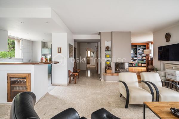 Et si vous n’aviez plus à choisir entre appartement et maison ?

Sur les hauteurs recherchées de Seyssins, découvrez un bien unique, pensé pour ceux qui veulent de l’espace, de la lumière… et une vraie qualité de vie.

Dans une petite copropriété confidentielle de seulement 3 lots, cet appartement de 116 m² offre un cadre de vie unique, à mi-chemin entre appartement et maison.

Dès l’entrée, le ton est donné : volumes généreux, matériaux nobles et atmosphère chaleureuse.

Le bien a été entièrement repensé par un architecte au début des années 2000, avec une vraie exigence de standing : sol en marbre, cheminée à bois, lignes élégantes et intemporelles.

La pièce de vie, baignée de lumière, s’organise autour d’un salon-séjour convivial avec un espace bureau / coin lecture ouvert… un lieu de vie où l’on se projette immédiatement.

Côté nuit : Trois chambres confortables, de nombreux rangements et une salle d’eau fonctionnelle complètent l’ensemble.

Le séjour s’ouvre sur deux terrasses :
•	l’une exposée Est, avec une vue panoramique sur Belledonne
•	l’autre plein Sud, donnant accès à un jardin privatif d’environ 800 m²
Un extérieur rare, intime, où l’on profite pleinement… comme dans une maison.

Un jardin aux mille saveurs ... Véritable prolongement du lieu de vie, ce jardin séduira les amoureux de nature et d’authenticité. Déjà richement arboré, il accueille une belle diversité d’arbres fruitiers : mirabelliers, reines-claudes, pommiers, abricotiers, noyer, cerisiers, ainsi que des petits fruits avec framboisiers et groseilliers, sans oublier un kiwi.

Un véritable petit verger, idéal pour profiter des saisons, récolter ses propres fruits et partager des moments simples et précieux.

Les + qui font la différence
•	garage de 50 m² avec électricité et espace buanderie
•	cave
•	grenier
•	2 stationnements privatifs (dont 1 dans le garage)

Les charges de copropriété comprennent le chauffage, l'eau et l'entretien courant de la copropriété.

Bonus
Possibilité d’acquérir un studio indépendant de 45 m² au dernier étage — parfait pour recevoir, loger un proche ou créer un revenu locatif.

Envoi du dossier complet après premier échange téléphonique. Pour toute visite, un plan de financement sera demandé au préalable.