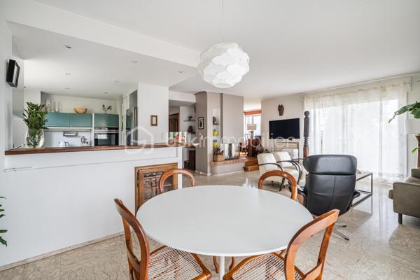 Et si vous n’aviez plus à choisir entre appartement et maison ?

Sur les hauteurs recherchées de Seyssins, découvrez un bien unique, pensé pour ceux qui veulent de l’espace, de la lumière… et une vraie qualité de vie.

Dans une petite copropriété confidentielle de seulement 3 lots, cet appartement de 116 m² offre un cadre de vie unique, à mi-chemin entre appartement et maison.

Dès l’entrée, le ton est donné : volumes généreux, matériaux nobles et atmosphère chaleureuse.

Le bien a été entièrement repensé par un architecte au début des années 2000, avec une vraie exigence de standing : sol en marbre, cheminée à bois, lignes élégantes et intemporelles.

La pièce de vie, baignée de lumière, s’organise autour d’un salon-séjour convivial avec un espace bureau / coin lecture ouvert… un lieu de vie où l’on se projette immédiatement.

Côté nuit : Trois chambres confortables, de nombreux rangements et une salle d’eau fonctionnelle complètent l’ensemble.

Le séjour s’ouvre sur deux terrasses :
•	l’une exposée Est, avec une vue panoramique sur Belledonne
•	l’autre plein Sud, donnant accès à un jardin privatif d’environ 800 m²
Un extérieur rare, intime, où l’on profite pleinement… comme dans une maison.

Un jardin aux mille saveurs ... Véritable prolongement du lieu de vie, ce jardin séduira les amoureux de nature et d’authenticité. Déjà richement arboré, il accueille une belle diversité d’arbres fruitiers : mirabelliers, reines-claudes, pommiers, abricotiers, noyer, cerisiers, ainsi que des petits fruits avec framboisiers et groseilliers, sans oublier un kiwi.

Un véritable petit verger, idéal pour profiter des saisons, récolter ses propres fruits et partager des moments simples et précieux.

Les + qui font la différence
•	garage de 50 m² avec électricité et espace buanderie
•	cave
•	grenier
•	2 stationnements privatifs (dont 1 dans le garage)

Les charges de copropriété comprennent le chauffage, l'eau et l'entretien courant de la copropriété.

Bonus
Possibilité d’acquérir un studio indépendant de 45 m² au dernier étage — parfait pour recevoir, loger un proche ou créer un revenu locatif.

Envoi du dossier complet après premier échange téléphonique. Pour toute visite, un plan de financement sera demandé au préalable.