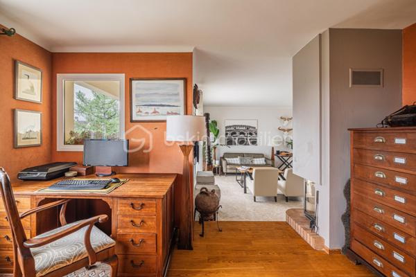 Et si vous n’aviez plus à choisir entre appartement et maison ?

Sur les hauteurs recherchées de Seyssins, découvrez un bien unique, pensé pour ceux qui veulent de l’espace, de la lumière… et une vraie qualité de vie.

Dans une petite copropriété confidentielle de seulement 3 lots, cet appartement de 116 m² offre un cadre de vie unique, à mi-chemin entre appartement et maison.

Dès l’entrée, le ton est donné : volumes généreux, matériaux nobles et atmosphère chaleureuse.

Le bien a été entièrement repensé par un architecte au début des années 2000, avec une vraie exigence de standing : sol en marbre, cheminée à bois, lignes élégantes et intemporelles.

La pièce de vie, baignée de lumière, s’organise autour d’un salon-séjour convivial avec un espace bureau / coin lecture ouvert… un lieu de vie où l’on se projette immédiatement.

Côté nuit : Trois chambres confortables, de nombreux rangements et une salle d’eau fonctionnelle complètent l’ensemble.

Le séjour s’ouvre sur deux terrasses :
•	l’une exposée Est, avec une vue panoramique sur Belledonne
•	l’autre plein Sud, donnant accès à un jardin privatif d’environ 800 m²
Un extérieur rare, intime, où l’on profite pleinement… comme dans une maison.

Un jardin aux mille saveurs ... Véritable prolongement du lieu de vie, ce jardin séduira les amoureux de nature et d’authenticité. Déjà richement arboré, il accueille une belle diversité d’arbres fruitiers : mirabelliers, reines-claudes, pommiers, abricotiers, noyer, cerisiers, ainsi que des petits fruits avec framboisiers et groseilliers, sans oublier un kiwi.

Un véritable petit verger, idéal pour profiter des saisons, récolter ses propres fruits et partager des moments simples et précieux.

Les + qui font la différence
•	garage de 50 m² avec électricité et espace buanderie
•	cave
•	grenier
•	2 stationnements privatifs (dont 1 dans le garage)

Les charges de copropriété comprennent le chauffage, l'eau et l'entretien courant de la copropriété.

Bonus
Possibilité d’acquérir un studio indépendant de 45 m² au dernier étage — parfait pour recevoir, loger un proche ou créer un revenu locatif.

Envoi du dossier complet après premier échange téléphonique. Pour toute visite, un plan de financement sera demandé au préalable.