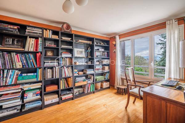 Et si vous n’aviez plus à choisir entre appartement et maison ?

Sur les hauteurs recherchées de Seyssins, découvrez un bien unique, pensé pour ceux qui veulent de l’espace, de la lumière… et une vraie qualité de vie.

Dans une petite copropriété confidentielle de seulement 3 lots, cet appartement de 116 m² offre un cadre de vie unique, à mi-chemin entre appartement et maison.

Dès l’entrée, le ton est donné : volumes généreux, matériaux nobles et atmosphère chaleureuse.

Le bien a été entièrement repensé par un architecte au début des années 2000, avec une vraie exigence de standing : sol en marbre, cheminée à bois, lignes élégantes et intemporelles.

La pièce de vie, baignée de lumière, s’organise autour d’un salon-séjour convivial avec un espace bureau / coin lecture ouvert… un lieu de vie où l’on se projette immédiatement.

Côté nuit : Trois chambres confortables, de nombreux rangements et une salle d’eau fonctionnelle complètent l’ensemble.

Le séjour s’ouvre sur deux terrasses :
•	l’une exposée Est, avec une vue panoramique sur Belledonne
•	l’autre plein Sud, donnant accès à un jardin privatif d’environ 800 m²
Un extérieur rare, intime, où l’on profite pleinement… comme dans une maison.

Un jardin aux mille saveurs ... Véritable prolongement du lieu de vie, ce jardin séduira les amoureux de nature et d’authenticité. Déjà richement arboré, il accueille une belle diversité d’arbres fruitiers : mirabelliers, reines-claudes, pommiers, abricotiers, noyer, cerisiers, ainsi que des petits fruits avec framboisiers et groseilliers, sans oublier un kiwi.

Un véritable petit verger, idéal pour profiter des saisons, récolter ses propres fruits et partager des moments simples et précieux.

Les + qui font la différence
•	garage de 50 m² avec électricité et espace buanderie
•	cave
•	grenier
•	2 stationnements privatifs (dont 1 dans le garage)

Les charges de copropriété comprennent le chauffage, l'eau et l'entretien courant de la copropriété.

Bonus
Possibilité d’acquérir un studio indépendant de 45 m² au dernier étage — parfait pour recevoir, loger un proche ou créer un revenu locatif.

Envoi du dossier complet après premier échange téléphonique. Pour toute visite, un plan de financement sera demandé au préalable.
