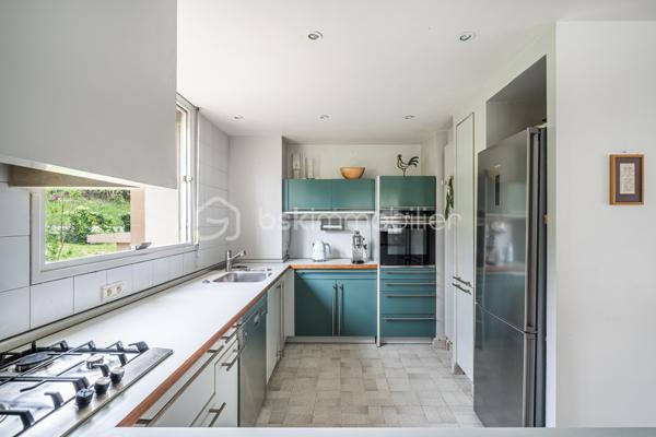 Et si vous n’aviez plus à choisir entre appartement et maison ?

Sur les hauteurs recherchées de Seyssins, découvrez un bien unique, pensé pour ceux qui veulent de l’espace, de la lumière… et une vraie qualité de vie.

Dans une petite copropriété confidentielle de seulement 3 lots, cet appartement de 116 m² offre un cadre de vie unique, à mi-chemin entre appartement et maison.

Dès l’entrée, le ton est donné : volumes généreux, matériaux nobles et atmosphère chaleureuse.

Le bien a été entièrement repensé par un architecte au début des années 2000, avec une vraie exigence de standing : sol en marbre, cheminée à bois, lignes élégantes et intemporelles.

La pièce de vie, baignée de lumière, s’organise autour d’un salon-séjour convivial avec un espace bureau / coin lecture ouvert… un lieu de vie où l’on se projette immédiatement.

Côté nuit : Trois chambres confortables, de nombreux rangements et une salle d’eau fonctionnelle complètent l’ensemble.

Le séjour s’ouvre sur deux terrasses :
•	l’une exposée Est, avec une vue panoramique sur Belledonne
•	l’autre plein Sud, donnant accès à un jardin privatif d’environ 800 m²
Un extérieur rare, intime, où l’on profite pleinement… comme dans une maison.

Un jardin aux mille saveurs ... Véritable prolongement du lieu de vie, ce jardin séduira les amoureux de nature et d’authenticité. Déjà richement arboré, il accueille une belle diversité d’arbres fruitiers : mirabelliers, reines-claudes, pommiers, abricotiers, noyer, cerisiers, ainsi que des petits fruits avec framboisiers et groseilliers, sans oublier un kiwi.

Un véritable petit verger, idéal pour profiter des saisons, récolter ses propres fruits et partager des moments simples et précieux.

Les + qui font la différence
•	garage de 50 m² avec électricité et espace buanderie
•	cave
•	grenier
•	2 stationnements privatifs (dont 1 dans le garage)

Les charges de copropriété comprennent le chauffage, l'eau et l'entretien courant de la copropriété.

Bonus
Possibilité d’acquérir un studio indépendant de 45 m² au dernier étage — parfait pour recevoir, loger un proche ou créer un revenu locatif.

Envoi du dossier complet après premier échange téléphonique. Pour toute visite, un plan de financement sera demandé au préalable.