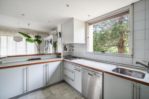 Et si vous n’aviez plus à choisir entre appartement et maison ?

Sur les hauteurs recherchées de Seyssins, découvrez un bien unique, pensé pour ceux qui veulent de l’espace, de la lumière… et une vraie qualité de vie.

Dans une petite copropriété confidentielle de seulement 3 lots, cet appartement de 116 m² offre un cadre de vie unique, à mi-chemin entre appartement et maison.

Dès l’entrée, le ton est donné : volumes généreux, matériaux nobles et atmosphère chaleureuse.

Le bien a été entièrement repensé par un architecte au début des années 2000, avec une vraie exigence de standing : sol en marbre, cheminée à bois, lignes élégantes et intemporelles.

La pièce de vie, baignée de lumière, s’organise autour d’un salon-séjour convivial avec un espace bureau / coin lecture ouvert… un lieu de vie où l’on se projette immédiatement.

Côté nuit : Trois chambres confortables, de nombreux rangements et une salle d’eau fonctionnelle complètent l’ensemble.

Le séjour s’ouvre sur deux terrasses :
•	l’une exposée Est, avec une vue panoramique sur Belledonne
•	l’autre plein Sud, donnant accès à un jardin privatif d’environ 800 m²
Un extérieur rare, intime, où l’on profite pleinement… comme dans une maison.

Un jardin aux mille saveurs ... Véritable prolongement du lieu de vie, ce jardin séduira les amoureux de nature et d’authenticité. Déjà richement arboré, il accueille une belle diversité d’arbres fruitiers : mirabelliers, reines-claudes, pommiers, abricotiers, noyer, cerisiers, ainsi que des petits fruits avec framboisiers et groseilliers, sans oublier un kiwi.

Un véritable petit verger, idéal pour profiter des saisons, récolter ses propres fruits et partager des moments simples et précieux.

Les + qui font la différence
•	garage de 50 m² avec électricité et espace buanderie
•	cave
•	grenier
•	2 stationnements privatifs (dont 1 dans le garage)

Les charges de copropriété comprennent le chauffage, l'eau et l'entretien courant de la copropriété.

Bonus
Possibilité d’acquérir un studio indépendant de 45 m² au dernier étage — parfait pour recevoir, loger un proche ou créer un revenu locatif.

Envoi du dossier complet après premier échange téléphonique. Pour toute visite, un plan de financement sera demandé au préalable.