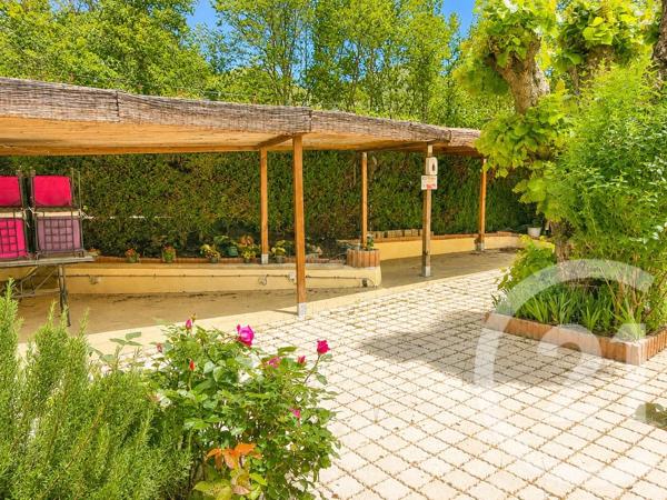 Immeuble à vendre  1640 m 2   MEZEL  - 04