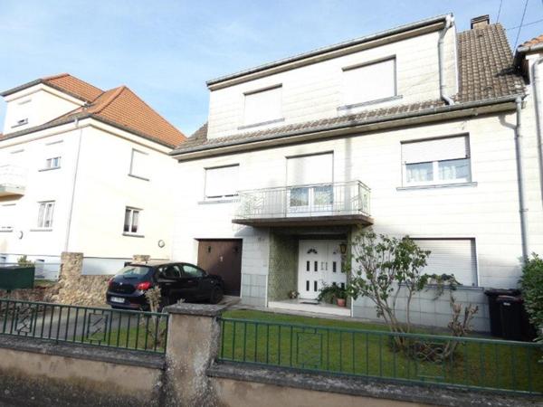 Maison traditionnelle spacieuse.