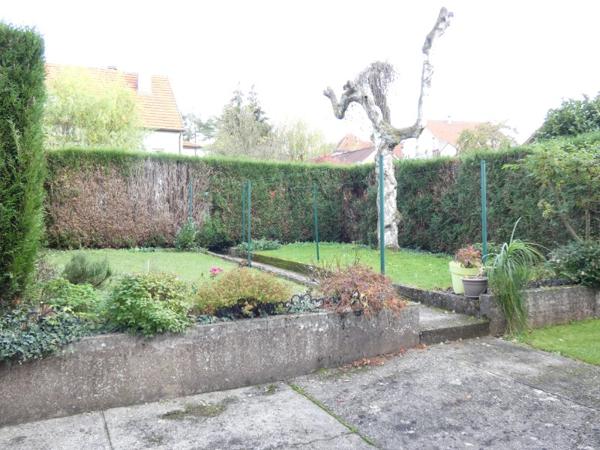 Maison traditionnelle spacieuse.