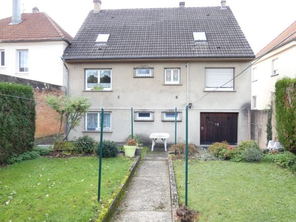 Maison traditionnelle spacieuse.