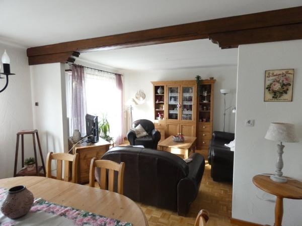 Maison traditionnelle spacieuse.