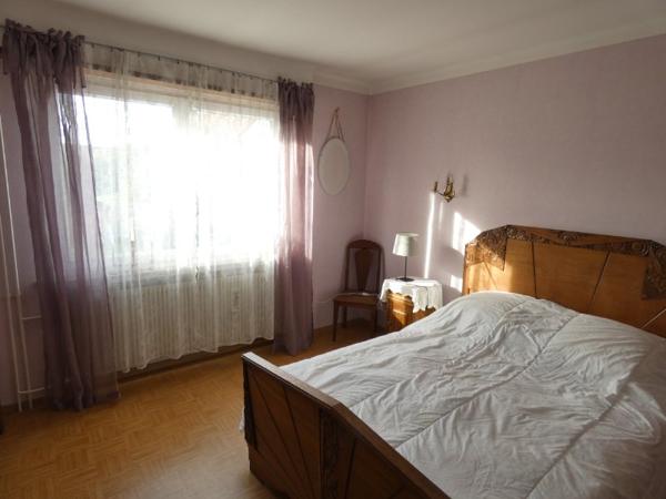 Maison traditionnelle spacieuse.