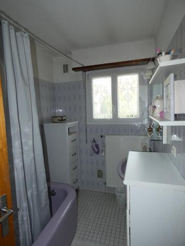 Maison traditionnelle spacieuse.