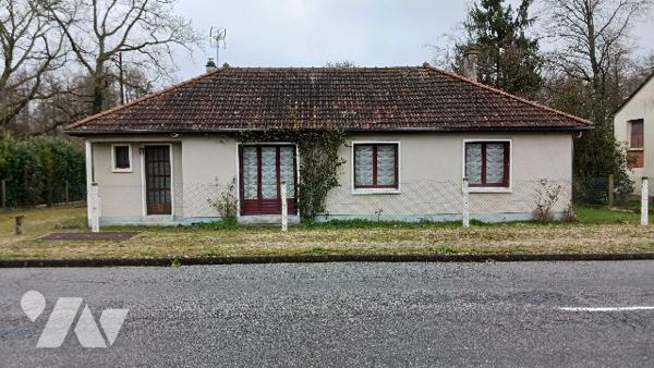 Proche du centre ville, dans un environnement calme et champêtre, agréable pavillon des années 60