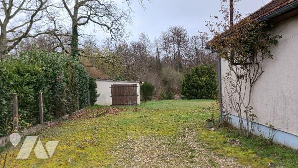 Proche du centre ville, dans un environnement calme et champêtre, agréable pavillon des années 60
