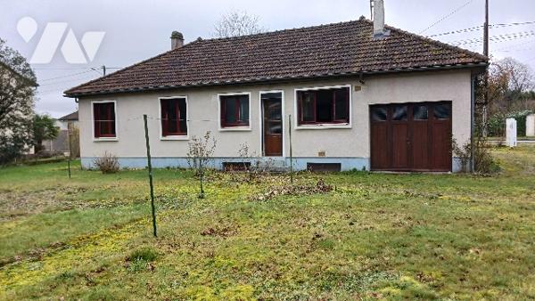 Proche du centre ville, dans un environnement calme et champêtre, agréable pavillon des années 60