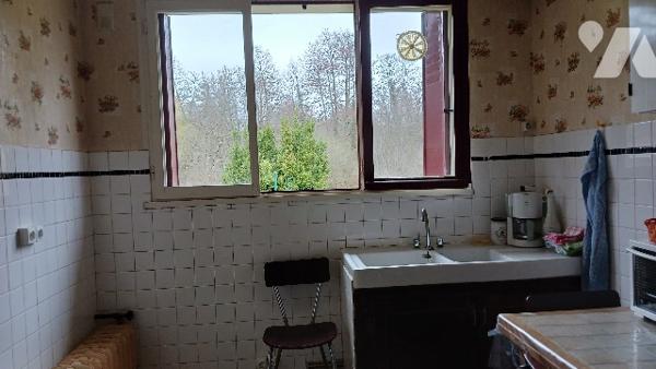 Proche du centre ville, dans un environnement calme et champêtre, agréable pavillon des années 60