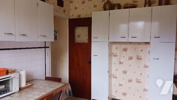 Proche du centre ville, dans un environnement calme et champêtre, agréable pavillon des années 60