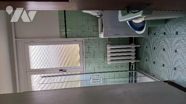 Proche du centre ville, dans un environnement calme et champêtre, agréable pavillon des années 60