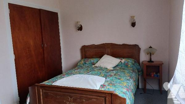 Proche du centre ville, dans un environnement calme et champêtre, agréable pavillon des années 60