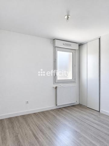 Appartement
         4 pièces
        - 76 m² 272 000 € *