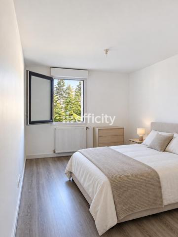 Appartement
         4 pièces
        - 76 m² 272 000 € *