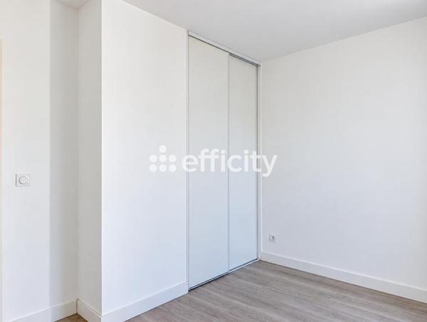 Appartement
         4 pièces
        - 76 m² 272 000 € *