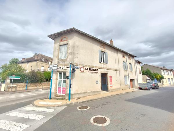 Choisissez Sébastien Tafforin et son équipe.
Plus de 15 ventes actées en 2025.
Bénéficiez d’un accompagnement personnalisé pour votre projet de vie : photos professionnelles, communication sur mesure, publicité ciblée, suivi 7j/7, vidéaste privé pour sublimer les biens les plus prestigieux.

Sébastien Tafforin & BSK Immobilier vous proposent cet immeuble mixte d’environ 156 m², situé en plein centre de Aixe-sur-Vienne, vendu en pleine propriété et hors copropriété.

Cet ensemble immobilier à usage commercial et d’habitation représente une opportunité particulièrement intéressante pour un investisseur recherchant un bien offrant à la fois un revenu locatif existant et un potentiel de valorisation important.

Au rez-de-chaussée, vous découvrirez une entrée indépendante, un garage ainsi qu’un local commercial actuellement exploité en laverie automatique. Ce local est occupé dans le cadre d’un bail en cours et génère un revenu locatif mensuel de 432 €. La vente porte uniquement sur les murs du local, hors fonds de commerce et hors équipements appartenant à l’exploitant.

Au premier étage, la partie habitation se compose d’une vaste cuisine donnant sur un salon-séjour, de trois chambres ainsi que d’une salle de bains et d'un WC. 

À l’étage supérieur, une partie des combles a déjà été aménagée et propose un sas, un espace salon-cuisine, trois chambres supplémentaires ainsi qu’une salle d’eau avec WC.

Une autre partie des combles reste encore aménageable, offrant ainsi la possibilité de créer une surface complémentaire selon le projet envisagé.

Avec ses six chambres, ses différents espaces déjà existants et ses volumes complémentaires à exploiter, cet immeuble offre de nombreuses possibilités. Il peut notamment convenir à un projet locatif, à une redistribution en plusieurs logements ou à une organisation mixte entre habitation et activité professionnelle, sous réserve de la faisabilité technique et de l’obtention des autorisations administratives nécessaires.

Des travaux de rénovation et de remise aux normes sont à prévoir, laissant la possibilité aux futurs acquéreurs de repenser l’ensemble en fonction de leur projet.

Le bien bénéficie également d’un garage et présente l’avantage d’être vendu en pleine propriété, sans copropriété.

La taxe foncière s’élève à 1 232 € par an.

Certaines photographies ont fait l’objet d’une suppression numérique du mobilier afin de faciliter la projection dans les volumes. Aucun élément structurel du bien n’a été modifié.

Cet immeuble constitue une belle opportunité pour un investisseur recherchant un ensemble immobilier à valoriser, disposant déjà d’un premier revenu locatif et offrant de nombreuses possibilités d’évolution.

Pour plus d’informations ou pour organiser une visite, contactez dès maintenant Sébastien TAFFORIN par téléphone ou par e-mail.