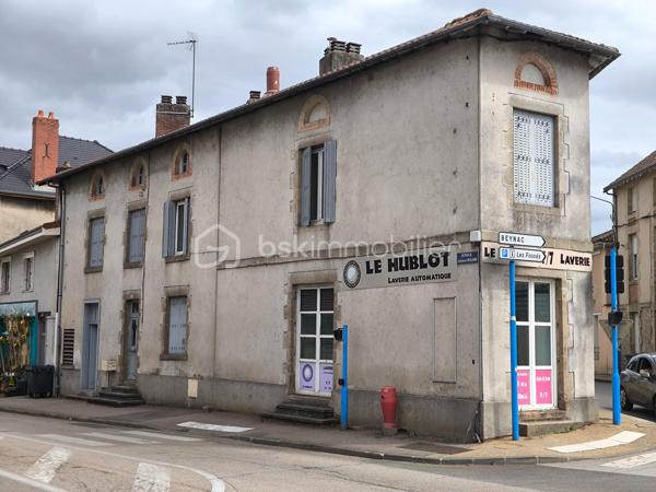 Choisissez Sébastien Tafforin et son équipe.
Plus de 15 ventes actées en 2025.
Bénéficiez d’un accompagnement personnalisé pour votre projet de vie : photos professionnelles, communication sur mesure, publicité ciblée, suivi 7j/7, vidéaste privé pour sublimer les biens les plus prestigieux.

Sébastien Tafforin & BSK Immobilier vous proposent cet immeuble mixte d’environ 156 m², situé en plein centre de Aixe-sur-Vienne, vendu en pleine propriété et hors copropriété.

Cet ensemble immobilier à usage commercial et d’habitation représente une opportunité particulièrement intéressante pour un investisseur recherchant un bien offrant à la fois un revenu locatif existant et un potentiel de valorisation important.

Au rez-de-chaussée, vous découvrirez une entrée indépendante, un garage ainsi qu’un local commercial actuellement exploité en laverie automatique. Ce local est occupé dans le cadre d’un bail en cours et génère un revenu locatif mensuel de 432 €. La vente porte uniquement sur les murs du local, hors fonds de commerce et hors équipements appartenant à l’exploitant.

Au premier étage, la partie habitation se compose d’une vaste cuisine donnant sur un salon-séjour, de trois chambres ainsi que d’une salle de bains et d'un WC. 

À l’étage supérieur, une partie des combles a déjà été aménagée et propose un sas, un espace salon-cuisine, trois chambres supplémentaires ainsi qu’une salle d’eau avec WC.

Une autre partie des combles reste encore aménageable, offrant ainsi la possibilité de créer une surface complémentaire selon le projet envisagé.

Avec ses six chambres, ses différents espaces déjà existants et ses volumes complémentaires à exploiter, cet immeuble offre de nombreuses possibilités. Il peut notamment convenir à un projet locatif, à une redistribution en plusieurs logements ou à une organisation mixte entre habitation et activité professionnelle, sous réserve de la faisabilité technique et de l’obtention des autorisations administratives nécessaires.

Des travaux de rénovation et de remise aux normes sont à prévoir, laissant la possibilité aux futurs acquéreurs de repenser l’ensemble en fonction de leur projet.

Le bien bénéficie également d’un garage et présente l’avantage d’être vendu en pleine propriété, sans copropriété.

La taxe foncière s’élève à 1 232 € par an.

Certaines photographies ont fait l’objet d’une suppression numérique du mobilier afin de faciliter la projection dans les volumes. Aucun élément structurel du bien n’a été modifié.

Cet immeuble constitue une belle opportunité pour un investisseur recherchant un ensemble immobilier à valoriser, disposant déjà d’un premier revenu locatif et offrant de nombreuses possibilités d’évolution.

Pour plus d’informations ou pour organiser une visite, contactez dès maintenant Sébastien TAFFORIN par téléphone ou par e-mail.