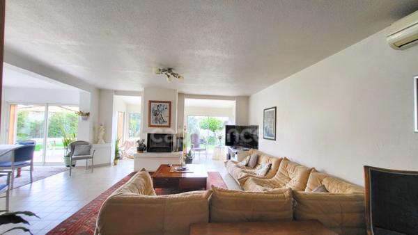 Maison individuelle 6 pièces 152 m2 Piscine et jardin arboré.