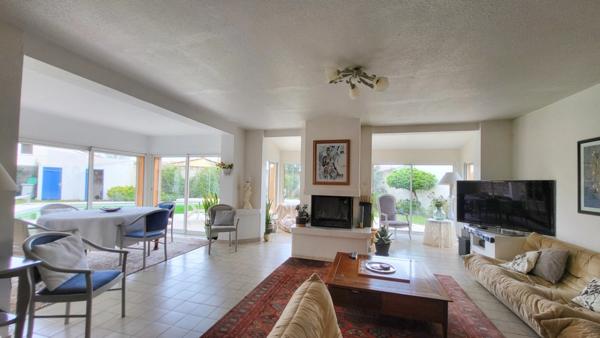 Maison individuelle 6 pièces 152 m2 Piscine et jardin arboré.