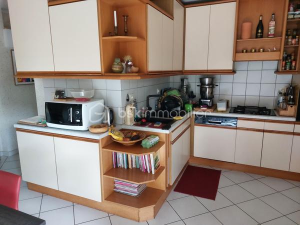 Grande maison d’architecte , 180 m² habitables + 92 m² de dépendances .
Calme et fonctionnelle Située dans un environnement agréable et résidentiel, à proximité des établissements scolaires (maternelle, école élémentaire, collège et lycée à moins d’1 km et accessibles à pied), de la zone verte et du lac du bois vieux, des installations sportives (stade, tennis, golf Lou Verdai),.
Actuellement aménagée avec 4 grandes chambres et 2 bureaux mais possibilité d'avoir un total de 6 chambres, elle est idéale pour une famille avec des enfants.
Séjour lumineux avec cheminée centrale.
Cuisine équipée.
1 salle de bain et 1 salle d'eau ainsi que 2 wc indépendants.
Terrain arboré et paysagé de 1566 m2, entièrement clos et disposant d’un accès indépendant, piscine 6 m x 11 m, arrosage intégré avec l’eau du puits. 
 2 garages séparés + 4 places de parking privées devant la maison + rangement jardin 25 m2 + 2 caves équipées pour le vin. 
Maison en parfait état d’entretien .
Tout à l’égout, gaz de ville, fibre, alarme et télésurveillance, video surveillance extérieure, serrures de haute sécurité, chaudière à condensation changée en 2021.
  Quartier très calme, peu de passage, voisinage agréable, aucune nuisance  Possibilité de détacher une parcelle de 800m2 à la vente en se séparant de la piscine.
Possibilité d’achat avec le mobilier et le matériel d’entretien (tondeuse, robots piscine, taille haie…) permettant un emménagement immédiat.
Je reste à votre disposition 7/7 Jours pour plus d'information et pour organiser une visite.
