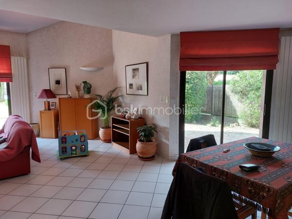 Grande maison d’architecte , 180 m² habitables + 92 m² de dépendances .
Calme et fonctionnelle Située dans un environnement agréable et résidentiel, à proximité des établissements scolaires (maternelle, école élémentaire, collège et lycée à moins d’1 km et accessibles à pied), de la zone verte et du lac du bois vieux, des installations sportives (stade, tennis, golf Lou Verdai),.
Actuellement aménagée avec 4 grandes chambres et 2 bureaux mais possibilité d'avoir un total de 6 chambres, elle est idéale pour une famille avec des enfants.
Séjour lumineux avec cheminée centrale.
Cuisine équipée.
1 salle de bain et 1 salle d'eau ainsi que 2 wc indépendants.
Terrain arboré et paysagé de 1566 m2, entièrement clos et disposant d’un accès indépendant, piscine 6 m x 11 m, arrosage intégré avec l’eau du puits. 
 2 garages séparés + 4 places de parking privées devant la maison + rangement jardin 25 m2 + 2 caves équipées pour le vin. 
Maison en parfait état d’entretien .
Tout à l’égout, gaz de ville, fibre, alarme et télésurveillance, video surveillance extérieure, serrures de haute sécurité, chaudière à condensation changée en 2021.
  Quartier très calme, peu de passage, voisinage agréable, aucune nuisance  Possibilité de détacher une parcelle de 800m2 à la vente en se séparant de la piscine.
Possibilité d’achat avec le mobilier et le matériel d’entretien (tondeuse, robots piscine, taille haie…) permettant un emménagement immédiat.
Je reste à votre disposition 7/7 Jours pour plus d'information et pour organiser une visite.
