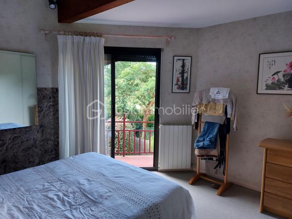 Grande maison d’architecte , 180 m² habitables + 92 m² de dépendances .
Calme et fonctionnelle Située dans un environnement agréable et résidentiel, à proximité des établissements scolaires (maternelle, école élémentaire, collège et lycée à moins d’1 km et accessibles à pied), de la zone verte et du lac du bois vieux, des installations sportives (stade, tennis, golf Lou Verdai),.
Actuellement aménagée avec 4 grandes chambres et 2 bureaux mais possibilité d'avoir un total de 6 chambres, elle est idéale pour une famille avec des enfants.
Séjour lumineux avec cheminée centrale.
Cuisine équipée.
1 salle de bain et 1 salle d'eau ainsi que 2 wc indépendants.
Terrain arboré et paysagé de 1566 m2, entièrement clos et disposant d’un accès indépendant, piscine 6 m x 11 m, arrosage intégré avec l’eau du puits. 
 2 garages séparés + 4 places de parking privées devant la maison + rangement jardin 25 m2 + 2 caves équipées pour le vin. 
Maison en parfait état d’entretien .
Tout à l’égout, gaz de ville, fibre, alarme et télésurveillance, video surveillance extérieure, serrures de haute sécurité, chaudière à condensation changée en 2021.
  Quartier très calme, peu de passage, voisinage agréable, aucune nuisance  Possibilité de détacher une parcelle de 800m2 à la vente en se séparant de la piscine.
Possibilité d’achat avec le mobilier et le matériel d’entretien (tondeuse, robots piscine, taille haie…) permettant un emménagement immédiat.
Je reste à votre disposition 7/7 Jours pour plus d'information et pour organiser une visite.