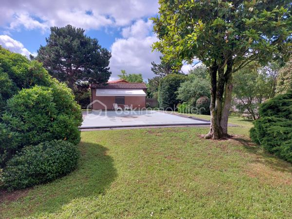 Grande maison d’architecte , 180 m² habitables + 92 m² de dépendances .
Calme et fonctionnelle Située dans un environnement agréable et résidentiel, à proximité des établissements scolaires (maternelle, école élémentaire, collège et lycée à moins d’1 km et accessibles à pied), de la zone verte et du lac du bois vieux, des installations sportives (stade, tennis, golf Lou Verdai),.
Actuellement aménagée avec 4 grandes chambres et 2 bureaux mais possibilité d'avoir un total de 6 chambres, elle est idéale pour une famille avec des enfants.
Séjour lumineux avec cheminée centrale.
Cuisine équipée.
1 salle de bain et 1 salle d'eau ainsi que 2 wc indépendants.
Terrain arboré et paysagé de 1566 m2, entièrement clos et disposant d’un accès indépendant, piscine 6 m x 11 m, arrosage intégré avec l’eau du puits. 
 2 garages séparés + 4 places de parking privées devant la maison + rangement jardin 25 m2 + 2 caves équipées pour le vin. 
Maison en parfait état d’entretien .
Tout à l’égout, gaz de ville, fibre, alarme et télésurveillance, video surveillance extérieure, serrures de haute sécurité, chaudière à condensation changée en 2021.
  Quartier très calme, peu de passage, voisinage agréable, aucune nuisance  Possibilité de détacher une parcelle de 800m2 à la vente en se séparant de la piscine.
Possibilité d’achat avec le mobilier et le matériel d’entretien (tondeuse, robots piscine, taille haie…) permettant un emménagement immédiat.
Je reste à votre disposition 7/7 Jours pour plus d'information et pour organiser une visite.