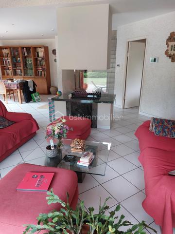 Grande maison d’architecte , 180 m² habitables + 92 m² de dépendances .
Calme et fonctionnelle Située dans un environnement agréable et résidentiel, à proximité des établissements scolaires (maternelle, école élémentaire, collège et lycée à moins d’1 km et accessibles à pied), de la zone verte et du lac du bois vieux, des installations sportives (stade, tennis, golf Lou Verdai),.
Actuellement aménagée avec 4 grandes chambres et 2 bureaux mais possibilité d'avoir un total de 6 chambres, elle est idéale pour une famille avec des enfants.
Séjour lumineux avec cheminée centrale.
Cuisine équipée.
1 salle de bain et 1 salle d'eau ainsi que 2 wc indépendants.
Terrain arboré et paysagé de 1566 m2, entièrement clos et disposant d’un accès indépendant, piscine 6 m x 11 m, arrosage intégré avec l’eau du puits. 
 2 garages séparés + 4 places de parking privées devant la maison + rangement jardin 25 m2 + 2 caves équipées pour le vin. 
Maison en parfait état d’entretien .
Tout à l’égout, gaz de ville, fibre, alarme et télésurveillance, video surveillance extérieure, serrures de haute sécurité, chaudière à condensation changée en 2021.
  Quartier très calme, peu de passage, voisinage agréable, aucune nuisance  Possibilité de détacher une parcelle de 800m2 à la vente en se séparant de la piscine.
Possibilité d’achat avec le mobilier et le matériel d’entretien (tondeuse, robots piscine, taille haie…) permettant un emménagement immédiat.
Je reste à votre disposition 7/7 Jours pour plus d'information et pour organiser une visite.