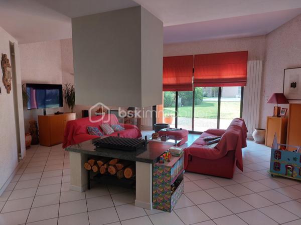 Grande maison d’architecte , 180 m² habitables + 92 m² de dépendances .
Calme et fonctionnelle Située dans un environnement agréable et résidentiel, à proximité des établissements scolaires (maternelle, école élémentaire, collège et lycée à moins d’1 km et accessibles à pied), de la zone verte et du lac du bois vieux, des installations sportives (stade, tennis, golf Lou Verdai),.
Actuellement aménagée avec 4 grandes chambres et 2 bureaux mais possibilité d'avoir un total de 6 chambres, elle est idéale pour une famille avec des enfants.
Séjour lumineux avec cheminée centrale.
Cuisine équipée.
1 salle de bain et 1 salle d'eau ainsi que 2 wc indépendants.
Terrain arboré et paysagé de 1566 m2, entièrement clos et disposant d’un accès indépendant, piscine 6 m x 11 m, arrosage intégré avec l’eau du puits. 
 2 garages séparés + 4 places de parking privées devant la maison + rangement jardin 25 m2 + 2 caves équipées pour le vin. 
Maison en parfait état d’entretien .
Tout à l’égout, gaz de ville, fibre, alarme et télésurveillance, video surveillance extérieure, serrures de haute sécurité, chaudière à condensation changée en 2021.
  Quartier très calme, peu de passage, voisinage agréable, aucune nuisance  Possibilité de détacher une parcelle de 800m2 à la vente en se séparant de la piscine.
Possibilité d’achat avec le mobilier et le matériel d’entretien (tondeuse, robots piscine, taille haie…) permettant un emménagement immédiat.
Je reste à votre disposition 7/7 Jours pour plus d'information et pour organiser une visite.