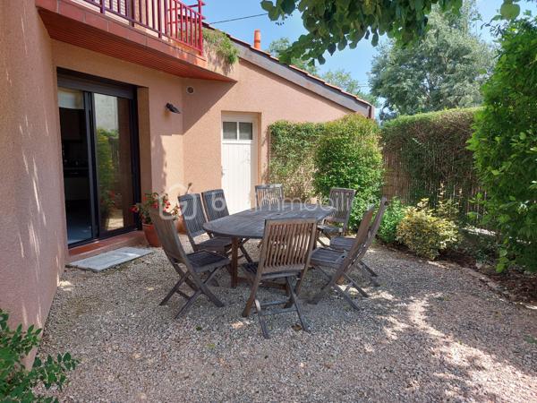 Grande maison d’architecte , 180 m² habitables + 92 m² de dépendances .
Calme et fonctionnelle Située dans un environnement agréable et résidentiel, à proximité des établissements scolaires (maternelle, école élémentaire, collège et lycée à moins d’1 km et accessibles à pied), de la zone verte et du lac du bois vieux, des installations sportives (stade, tennis, golf Lou Verdai),.
Actuellement aménagée avec 4 grandes chambres et 2 bureaux mais possibilité d'avoir un total de 6 chambres, elle est idéale pour une famille avec des enfants.
Séjour lumineux avec cheminée centrale.
Cuisine équipée.
1 salle de bain et 1 salle d'eau ainsi que 2 wc indépendants.
Terrain arboré et paysagé de 1566 m2, entièrement clos et disposant d’un accès indépendant, piscine 6 m x 11 m, arrosage intégré avec l’eau du puits. 
 2 garages séparés + 4 places de parking privées devant la maison + rangement jardin 25 m2 + 2 caves équipées pour le vin. 
Maison en parfait état d’entretien .
Tout à l’égout, gaz de ville, fibre, alarme et télésurveillance, video surveillance extérieure, serrures de haute sécurité, chaudière à condensation changée en 2021.
  Quartier très calme, peu de passage, voisinage agréable, aucune nuisance  Possibilité de détacher une parcelle de 800m2 à la vente en se séparant de la piscine.
Possibilité d’achat avec le mobilier et le matériel d’entretien (tondeuse, robots piscine, taille haie…) permettant un emménagement immédiat.
Je reste à votre disposition 7/7 Jours pour plus d'information et pour organiser une visite.