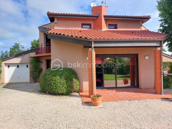 Grande maison d’architecte , 180 m² habitables + 92 m² de dépendances .
Calme et fonctionnelle Située dans un environnement agréable et résidentiel, à proximité des établissements scolaires (maternelle, école élémentaire, collège et lycée à moins d’1 km et accessibles à pied), de la zone verte et du lac du bois vieux, des installations sportives (stade, tennis, golf Lou Verdai),.
Actuellement aménagée avec 4 grandes chambres et 2 bureaux mais possibilité d'avoir un total de 6 chambres, elle est idéale pour une famille avec des enfants.
Séjour lumineux avec cheminée centrale.
Cuisine équipée.
1 salle de bain et 1 salle d'eau ainsi que 2 wc indépendants.
Terrain arboré et paysagé de 1566 m2, entièrement clos et disposant d’un accès indépendant, piscine 6 m x 11 m, arrosage intégré avec l’eau du puits. 
 2 garages séparés + 4 places de parking privées devant la maison + rangement jardin 25 m2 + 2 caves équipées pour le vin. 
Maison en parfait état d’entretien .
Tout à l’égout, gaz de ville, fibre, alarme et télésurveillance, video surveillance extérieure, serrures de haute sécurité, chaudière à condensation changée en 2021.
  Quartier très calme, peu de passage, voisinage agréable, aucune nuisance  Possibilité de détacher une parcelle de 800m2 à la vente en se séparant de la piscine.
Possibilité d’achat avec le mobilier et le matériel d’entretien (tondeuse, robots piscine, taille haie…) permettant un emménagement immédiat.
Je reste à votre disposition 7/7 Jours pour plus d'information et pour organiser une visite.